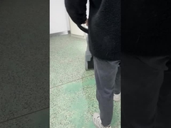 좁은 사무실 환경에서 바닥을 쉽게 청소합니다.